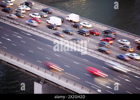 Brücke auf dem dritten Verkehrsring in Moskau, Russland, Wasser des Flusses Stockfoto