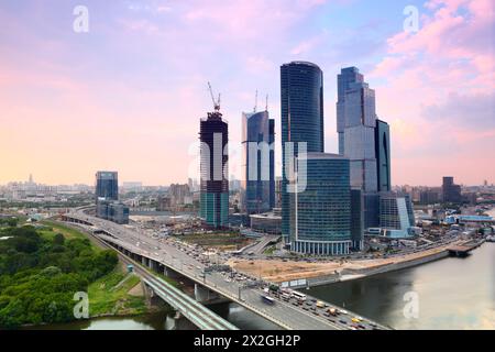 Panorama des Moskauer Stadtkomplexes mit Wolkenkratzern in Moskau, Russland, Sonnenuntergang, Abend Stockfoto