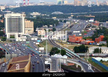 Viele Autos auf dem dritten Transportring, der Eisenbahn, dem Panorama von Moskau, Russland Stockfoto