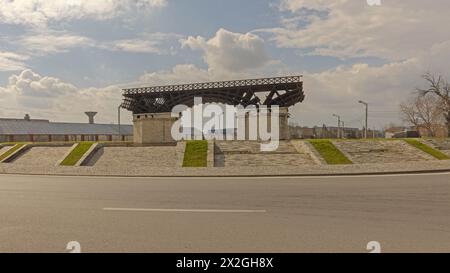 Drobeta Turnu Severin, Rumänien - 15. März 2024: Modell der Trajans-Brücke über die Donau Historisches Wahrzeichen aus dem Römischen Reich am Kreisverkehr Stockfoto