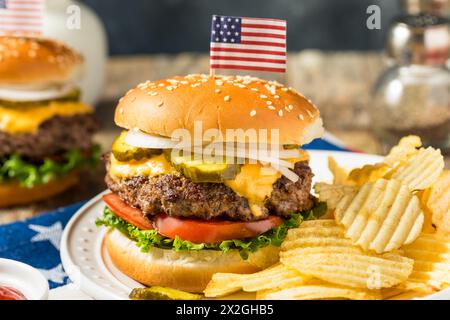 Patriotischer amerikanischer Cheeseburger zum Memorial Day mit Kartoffelchips Stockfoto