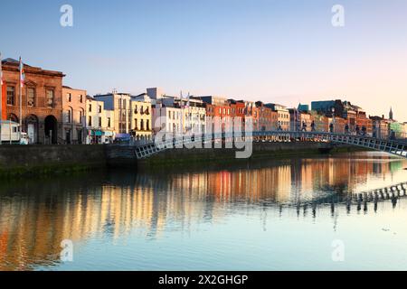 Die ha'Penny Bridge ist eine Fußgängerbrücke, die 1816 über den Fluss Liffey in Dublin gebaut wurde. Stockfoto