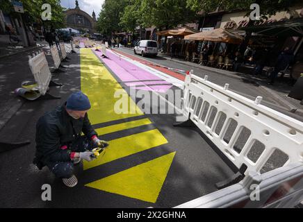 22. April 2024, Hessen, Frankfurt/Main: Auf der Kaiserstraße im Bahnhofsbezirk sind helle Markierungen in Form von Pfeilen zu sehen. Foto: Boris Roessler/dpa Stockfoto