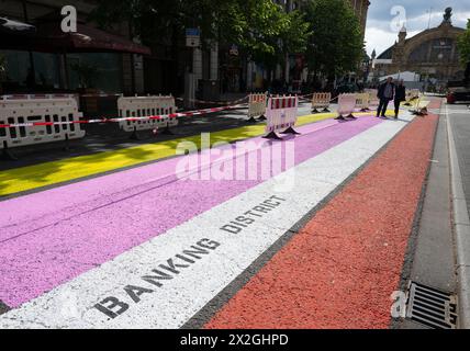 22. April 2024, Hessen, Frankfurt/Main: Auf der Kaiserstraße im Bahnhofsbezirk sind helle Markierungen in Form von Pfeilen zu sehen. Foto: Boris Roessler/dpa Stockfoto