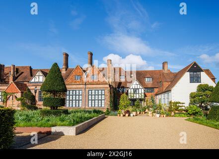 Das berühmte Laboratory Building im RHS Garden, Wisley, Surrey, Südosten Englands im Frühjahr Stockfoto