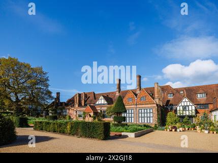 Das berühmte Laboratory Building im RHS Garden, Wisley, Surrey, Südosten Englands im Frühjahr Stockfoto