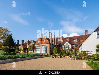 Das berühmte Laboratory Building im RHS Garden, Wisley, Surrey, Südosten Englands im Frühjahr Stockfoto