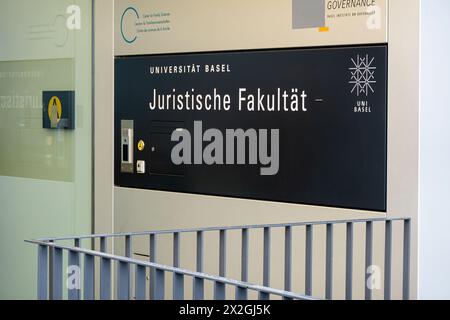 Basel, Schweiz - 20. April 2024: Die Universität Basel ist in sieben Fakultäten unterteilt. Eine davon ist eine juristische Fakultät. Stockfoto