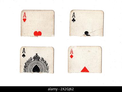 Zerrissene Hälften von Vintage-Spielkarten, die ein Ass in allen vier Anzügen auf weißem Hintergrund zeigen. Stockfoto