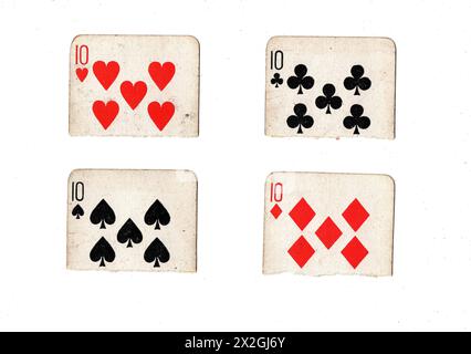 Zerrissene Hälften von Vintage-Spielkarten, die zehn in allen vier Anzügen auf weißem Hintergrund zeigen. Stockfoto