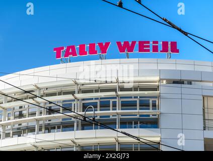 Basel, Schweiz - 20. April 2024: Tally Weijl ist ein Schweizer Textileinzelhandelsunternehmen mit Sitz in Basel. Stockfoto