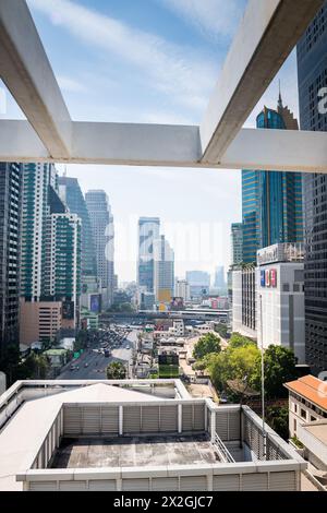 Mit Blick auf die Asoke Montri Road oder Sukhumvit Soi 21 in Bangkok City, Thailand. Der BTS Skytrain verlässt den Bahnhof Asoke im Hintergrund. Stockfoto