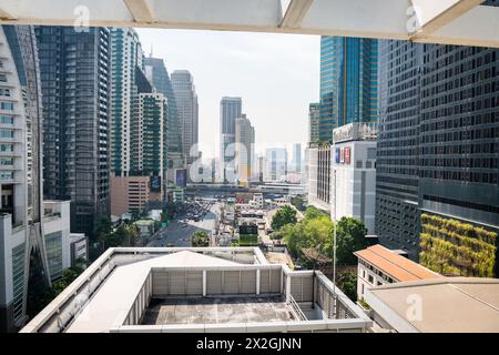 Mit Blick auf die Asoke Montri Road oder Sukhumvit Soi 21 in Bangkok City, Thailand. Der BTS Skytrain verlässt den Bahnhof Asoke im Hintergrund. Stockfoto