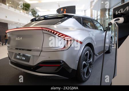 Neue graue elektrische Crossover Kia EV6 GT im Showroom, südkoreanischer Automobilhersteller, neueste Technologien in der Automobilindustrie, umweltverträglich Stockfoto