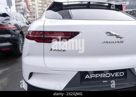 Weißes stilvolles modernes Elektroauto Jaguar i-Pace, Marke transnationaler Automobilhersteller Jaguar Land Rover, nachhaltiges Transportwesen, Indian Tat Stockfoto