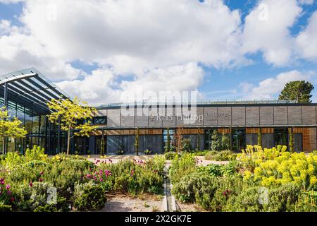 RHS Hilltop und sein Name und Logo „The Home of Gardening Science“ im RHS Garden, Wisley, Surrey, Südosten Englands im Frühjahr Stockfoto