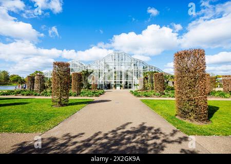 Blick auf den Eingang zum berühmten Glasshouse in RHS Garden, Wisley, surrey, Südosten Englands im Frühjahr Stockfoto