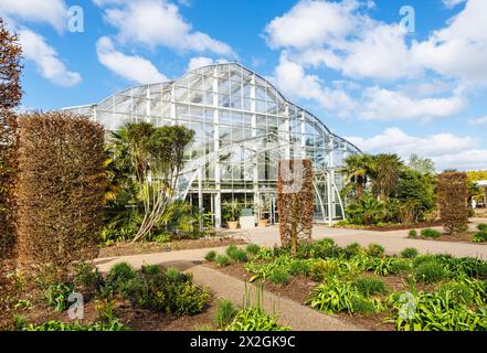 Blick auf den Eingang zum berühmten Glasshouse in RHS Garden, Wisley, surrey, Südosten Englands im Frühjahr Stockfoto