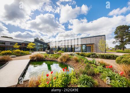 RHS Hilltop und sein Name und Logo „The Home of Gardening Science“ im RHS Garden, Wisley, Surrey, Südosten Englands im Frühjahr Stockfoto