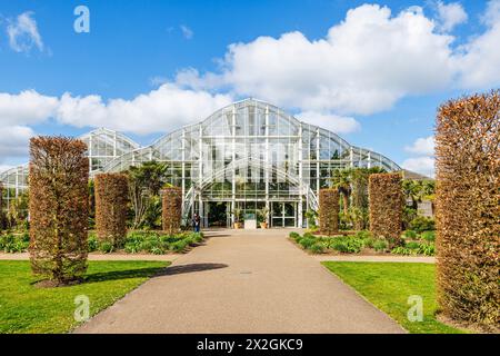 Blick auf den Eingang zum berühmten Glasshouse in RHS Garden, Wisley, surrey, Südosten Englands im Frühjahr Stockfoto