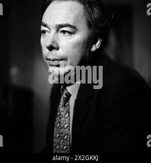 Schwarz-weiß-Porträt von Andrew Lloyd Webber zu Hause in Mayfair, London, Großbritannien Stockfoto