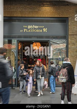 Harry Potter Shop an Gleis 9 und 3/4 am Bahnhof Kings Cross, London, England. Stockfoto