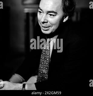 Schwarz-weiß-Porträt von Andrew Lloyd Webber zu Hause in Mayfair, London, Großbritannien Stockfoto