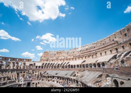 Rom, Italien. 16. Mai 2017: Touristen, Colosseum ein ovales Amphitheater im Zentrum der Stadt Rom. Es ist die berühmteste Sehenswürdigkeit gebaut von Konz Stockfoto