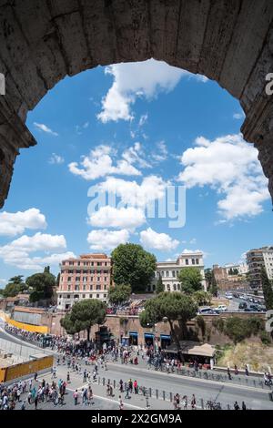 Rom, Italien - 16. Mai 2017: Menschen und Autos auf der Straße vor der U-Bahn-Station Colosseo in der Nähe des Kolosseums in Rom Stockfoto
