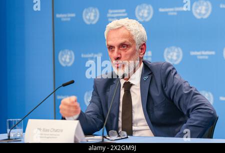 Wien, Österreich, Österreich. April 2024. ILIAS CHATZIS, Leiter der Sektion Menschenhandel und Migrantenschmuggel des UNODC, spricht vor der Presse über die Zukunft des UNODC und die Einleitung einer globalen Aktion gegen Menschenhandel und Migrantenschmuggel. die auf die Bekämpfung der organisierten Kriminalität abzielen und sich in einem modernen Zeitalter und einer raschen Entwicklung der digitalen Technologien entwickeln. (Kreditbild: © Bianca Otero/ZUMA Press Wire) NUR REDAKTIONELLE VERWENDUNG! Nicht für kommerzielle ZWECKE! Quelle: ZUMA Press, Inc./Alamy Live News Stockfoto