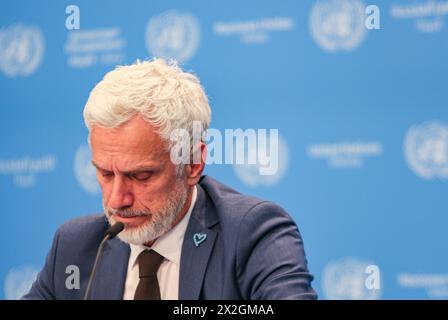 Wien, Österreich, Österreich. April 2024. ILIAS CHATZIS, Leiter der Sektion Menschenhandel und Migrantenschmuggel des UNODC, spricht vor der Presse über die Zukunft des UNODC und die Einleitung einer globalen Aktion gegen Menschenhandel und Migrantenschmuggel. die auf die Bekämpfung der organisierten Kriminalität abzielen und sich in einem modernen Zeitalter und einer raschen Entwicklung der digitalen Technologien entwickeln. (Kreditbild: © Bianca Otero/ZUMA Press Wire) NUR REDAKTIONELLE VERWENDUNG! Nicht für kommerzielle ZWECKE! Quelle: ZUMA Press, Inc./Alamy Live News Stockfoto