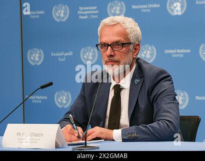 Wien, Österreich, Österreich. April 2024. ILIAS CHATZIS, Leiter der Sektion Menschenhandel und Migrantenschmuggel des UNODC, spricht vor der Presse über die Zukunft des UNODC und die Einleitung einer globalen Aktion gegen Menschenhandel und Migrantenschmuggel. die auf die Bekämpfung der organisierten Kriminalität abzielen und sich in einem modernen Zeitalter und einer raschen Entwicklung der digitalen Technologien entwickeln. (Kreditbild: © Bianca Otero/ZUMA Press Wire) NUR REDAKTIONELLE VERWENDUNG! Nicht für kommerzielle ZWECKE! Quelle: ZUMA Press, Inc./Alamy Live News Stockfoto