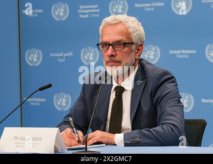 Wien, Österreich, Österreich. April 2024. ILIAS CHATZIS, Leiter der Sektion Menschenhandel und Migrantenschmuggel des UNODC, spricht vor der Presse über die Zukunft des UNODC und die Einleitung einer globalen Aktion gegen Menschenhandel und Migrantenschmuggel. die auf die Bekämpfung der organisierten Kriminalität abzielen und sich in einem modernen Zeitalter und einer raschen Entwicklung der digitalen Technologien entwickeln. (Kreditbild: © Bianca Otero/ZUMA Press Wire) NUR REDAKTIONELLE VERWENDUNG! Nicht für kommerzielle ZWECKE! Quelle: ZUMA Press, Inc./Alamy Live News Stockfoto