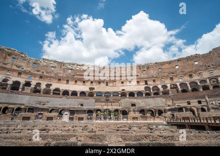 Rom, Italien. 16. Mai 2017: Touristen, Colosseum ein ovales Amphitheater im Zentrum der Stadt Rom. Es ist die berühmteste Sehenswürdigkeit gebaut von Konz Stockfoto