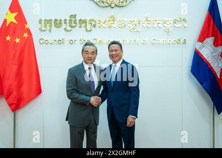 Phnom Penh, Kambodscha. April 2024. Der chinesische Außenminister Wang Yi, ebenfalls Mitglied des Politbüros des Zentralkomitees der Kommunistischen Partei Chinas, und der stellvertretende kambodschanische Premierminister Sun Chanthol haben am 22. April 2024 den Vorsitz des siebten Treffens des zwischenstaatlichen Koordinierungskomitees China-Kambodscha in Phnom Penh, Kambodscha, geführt. Quelle: Sovannara/Xinhua/Alamy Live News Stockfoto