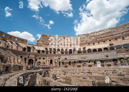 Rom, Italien. 16. Mai 2017: Touristen, Colosseum ein ovales Amphitheater im Zentrum der Stadt Rom. Es ist die berühmteste Sehenswürdigkeit gebaut von Konz Stockfoto