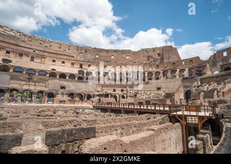 Rom, Italien. 16. Mai 2017: Touristen, Colosseum ein ovales Amphitheater im Zentrum der Stadt Rom. Es ist die berühmteste Sehenswürdigkeit gebaut von Konz Stockfoto