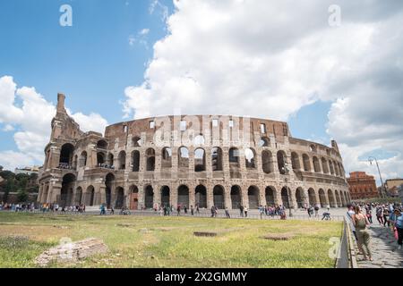 Rom, Italien. 16. Mai 2017: Touristen, Colosseum ein ovales Amphitheater im Zentrum der Stadt Rom. Es ist die berühmteste Sehenswürdigkeit gebaut von Konz Stockfoto