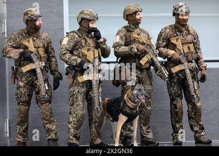 Ein Kommandotrupp des Kommandos Spezialkräfte KSK in der Ausbildungshalle mit einem mitgeführten Diensthund. Bundeskanzler Olaf Scholz besucht das Kommando Spezialkräfte KSK am 05. März 2024 in Calw. Calw Baden-Württemberg Deutschland *** Eine Kommandoeinheit des Sondereinsatzkommandos KSK in der Trainingshalle mit einem Diensthund Bundeskanzler Olaf Scholz besucht das Sondereinsatzkommando KSK am 05. März 2024 in Calw Calw Baden-Württemberg Deutschland Stockfoto