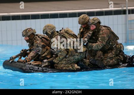 Ein Kommandotrupp des Kommandos Spezialkräfte KSK im Wasserbecken in der Ausbildungshalle mit einem mitgeführten Diensthund. Bundeskanzler Olaf Scholz besucht das Kommando Spezialkräfte KSK am 05. März 2024 in Calw. Calw Baden-Württemberg Deutschland *** Eine Kommandoeinheit des Sondereinsatzkommandos KSK im Wasserbecken in der Trainingshalle mit einem Diensthund Bundeskanzler Olaf Scholz besucht das Sondereinsatzkommando KSK am 05. März 2024 in Calw Calw Baden-Württemberg Stockfoto