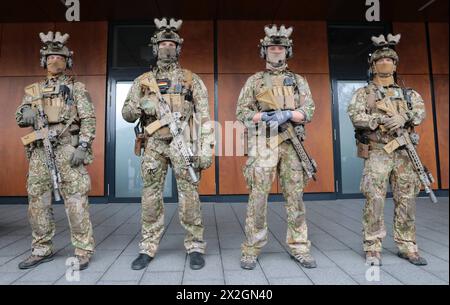 Ein Kommandotrupp des Kommandos Spezialkräfte KSK. Bundeskanzler Olaf Scholz besucht das Kommando Spezialkräfte KSK am 05. März 2024 in Calw. Calw Baden-Württemberg Deutschland *** Eine Kommandoeinheit des Sondereinsatzkommandos KSK Bundeskanzler Olaf Scholz besucht das Sondereinsatzkommando KSK am 05. März 2024 in Calw Calw Baden-Württemberg Stockfoto