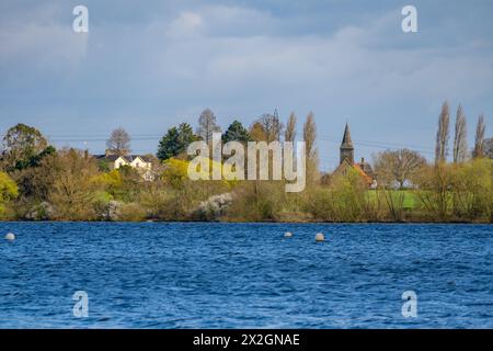 St Peter's Church South Hanningfield von der anderen Seite des Hanningfieldf Reservoir Stockfoto