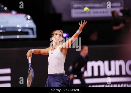 Stuttgart, Baden-Württemberg, Deutschland. April 2024. Ulrikke Eikeri (NOR) dient während der 47er. Porsche Tennis Grand Prix Stuttgart – WTA500 (Bild: © Mathias Schulz/ZUMA Press Wire) NUR REDAKTIONELLE VERWENDUNG! Nicht für kommerzielle ZWECKE! Stockfoto