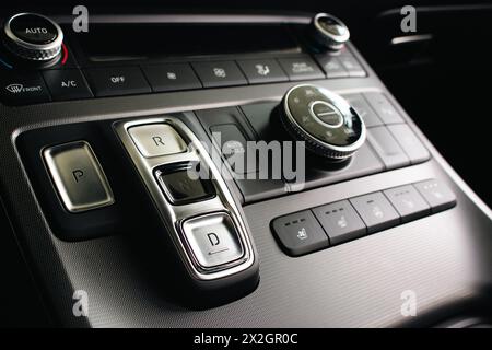 Armaturenbrett für die Fahrzeugsteuerung. Neue Fahrzeuginnenräume. Elegantes, modernes Navigationsfeld mit Tasten. Teil des Fahrzeugs. Fahrzeugdesign. Auto-Design der Business-Klasse Stockfoto