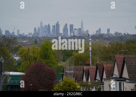 London 22 April 2024 die Skyline und das Finanzviertel der Stadt London an einem bewölkten Tag. Der Internationale Währungsfonds des IWF prognostiziert in diesem Jahr ein geringeres Wachstum, da die britische Wirtschaft die zweitschlechteste Performance in der G7 bleiben wird. Quelle: amer Gazzal/Alamy Live News Stockfoto