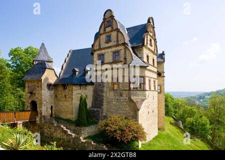 Kranichfeld das Oberschloss Kranichfeld ist ein Renaissanceschloss des ehemaligen Fürstenhauses Reuß, oberhalb der Stadt Kranichfeld in Thüringen, das aus einer älteren Burganlage hervorgegangen ist. Kranichfeld. Thüringen Deutschland *** Kranichfeld Oberschloss Kranichfeld ist eine Renaissanceschloss des ehemaligen Fürstenhauses Reuss, oberhalb der Stadt Kranichfeld in Thüringen, die an der Stelle eines älteren Schlosses Kranichfeld Thüringen Deutschland errichtet wurde Stockfoto