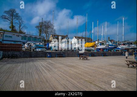 Ein Blick über die Hafendecke in Saundersfoot, Wales an einem hellen Frühlingstag Stockfoto