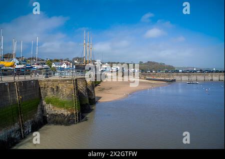 Ein Blick entlang der inneren Hafenmauer bei Ebbe in Saundersfoot, Wales an einem hellen Frühlingstag Stockfoto