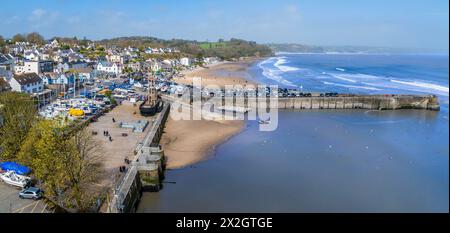 Ein Panoramablick auf das Dorf Saundersfoot, den Hafen und den Strand in Wales an einem hellen Frühlingstag Stockfoto