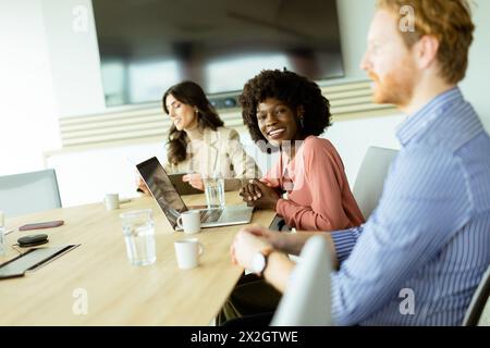 Gruppe von Fachleuten, die an einem produktiven Meeting teilnehmen und Ideen mit Begeisterung austauschen Stockfoto